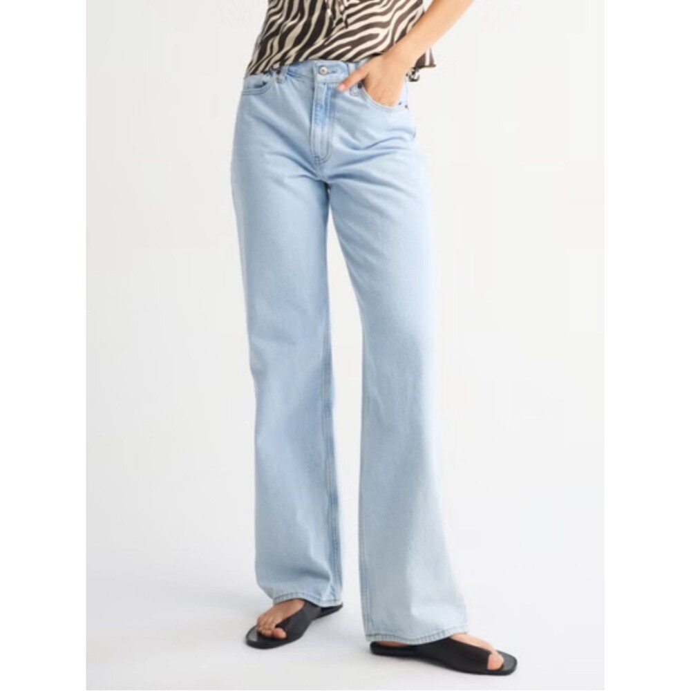 Abercrombie and Fitch High Rise Loose Jeans Size 28/6 Light Wash Full Length